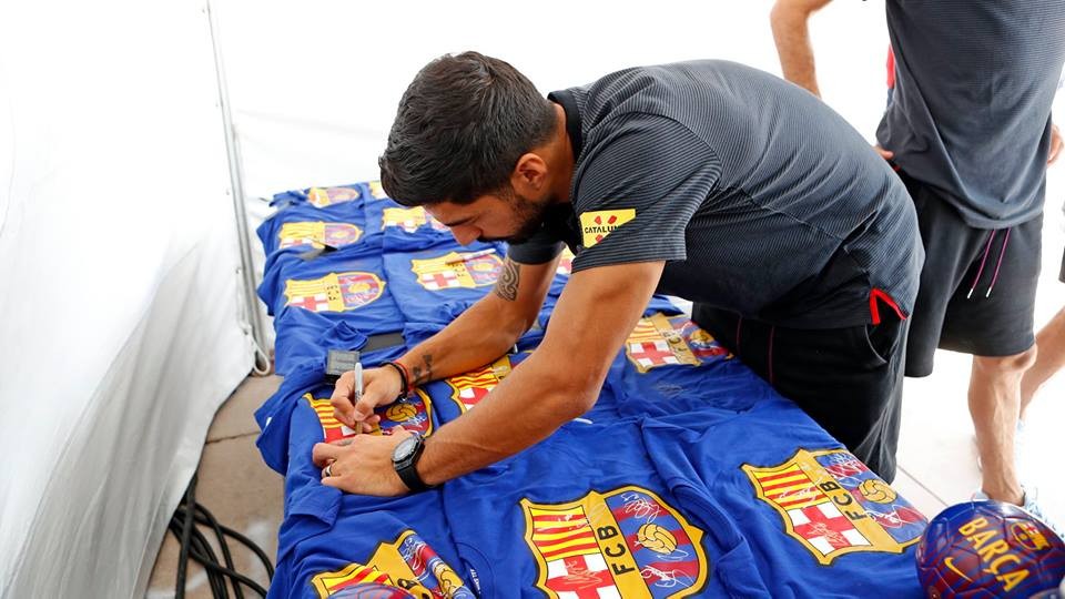 Neymar mất tích khi Messi và đồng đội vẫy tay chào NHM - Bóng Đá