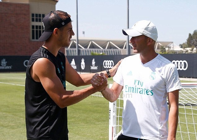 Alvaro Morata rạng rỡ cầm áo đấu Chelsea - Bóng Đá