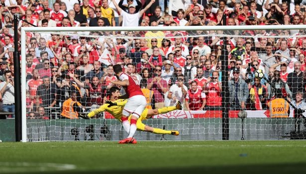 Arsenal hạ Chelsea, Sanchez xuống tận sân ăn mừng - Bóng Đá