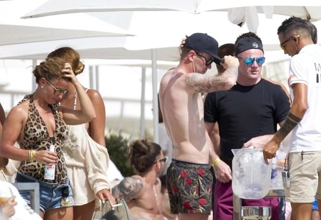 Rooney dắt vợ đi biển, nhấm nháp ngụm bia với cựu sao Quỷ đỏ - Bóng Đá