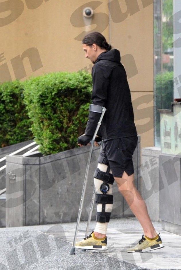 Chân băng bột, Ibrahimovic khổ sở đi nạng xuống phố - Bóng Đá