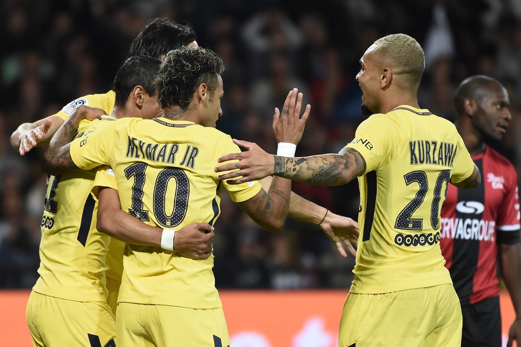 Chán sân cỏ, Neymar đá bóng trên không trung - Bóng Đá