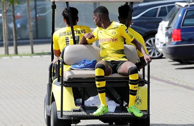Mặc tin đồn, Dembele vẫn chụp ảnh mùa giải cùng Dortmund - Bóng Đá