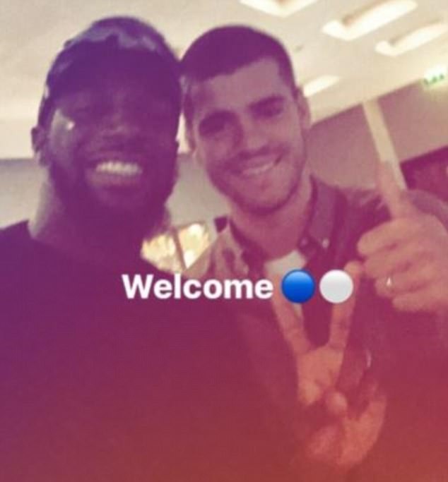 Vừa đặt chân tới Singapore, Morata bị fan cuồng vây kín - Bóng Đá