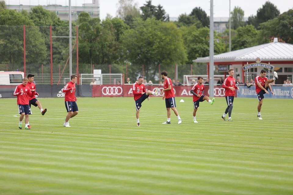 Trở lại tập luyện, Bayern Munich dùng gậy đánh bóng - Bóng Đá