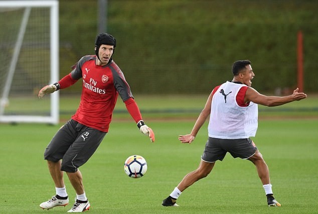 Wilshere tái xuất, Arsenal tập luyện trong mưa rào - Bóng Đá