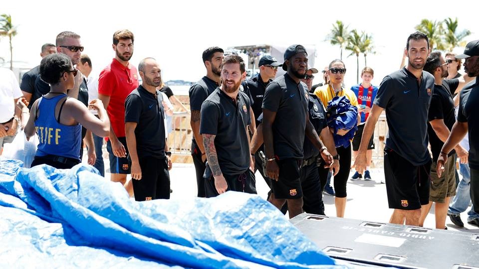 Neymar mất tích khi Messi và đồng đội vẫy tay chào NHM - Bóng Đá