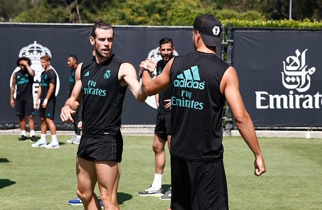 Alvaro Morata rạng rỡ cầm áo đấu Chelsea - Bóng Đá