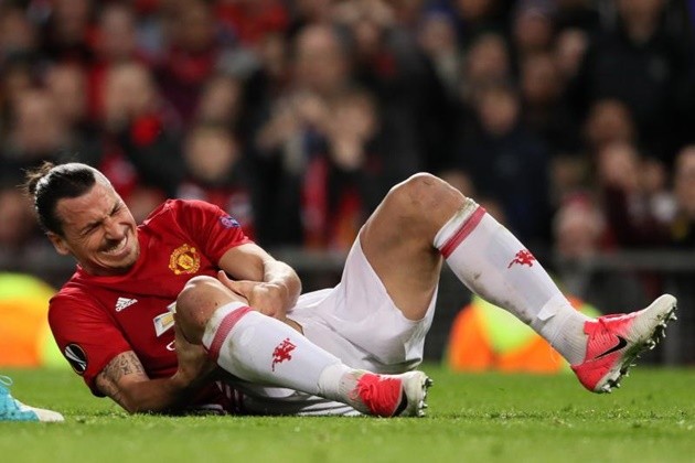 Chân băng bột, Ibrahimovic khổ sở đi nạng xuống phố - Bóng Đá