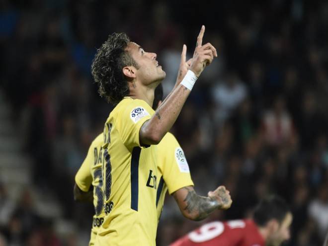 Chán sân cỏ, Neymar đá bóng trên không trung - Bóng Đá