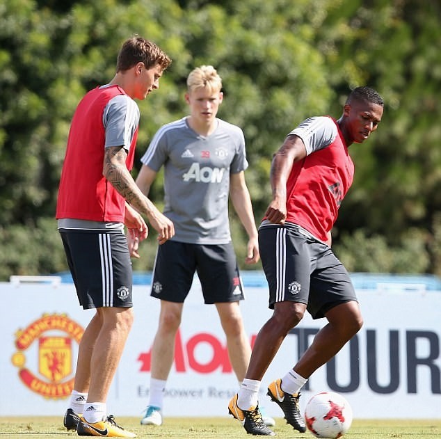 Tiếng cười rộn ràng khắp sân tập Man Utd trước trận derby - Bóng Đá