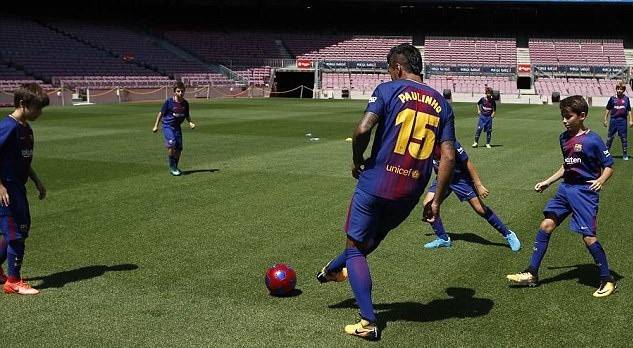 NHM vắng bóng trong ngày Paulinho ra mắt Barca - Bóng Đá