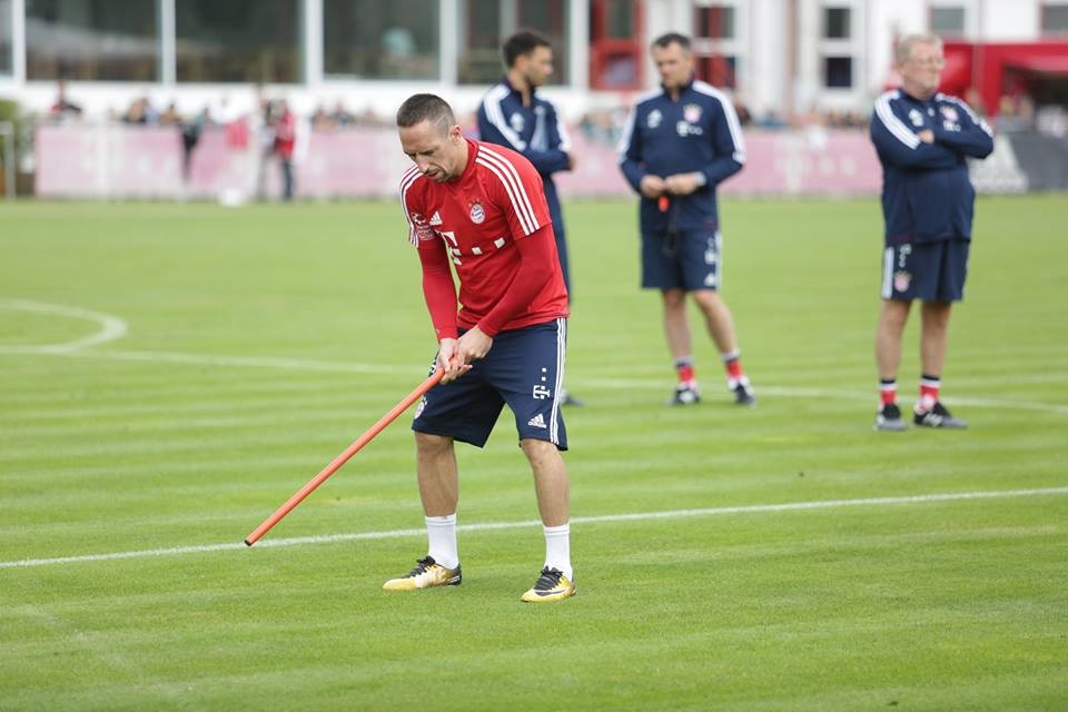 Trở lại tập luyện, Bayern Munich dùng gậy đánh bóng - Bóng Đá