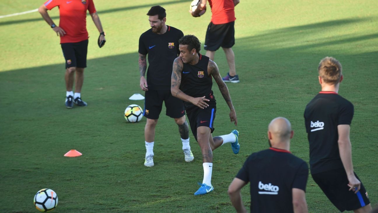 Neymar mất tích khi Messi và đồng đội vẫy tay chào NHM - Bóng Đá