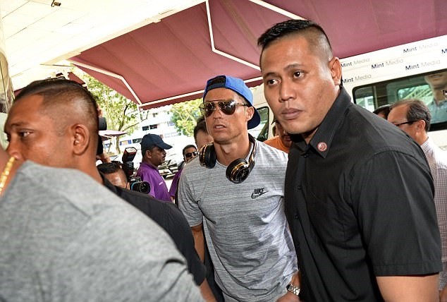 Ronaldo gây náo loạn 'thị trường tỷ dân' - Bóng Đá