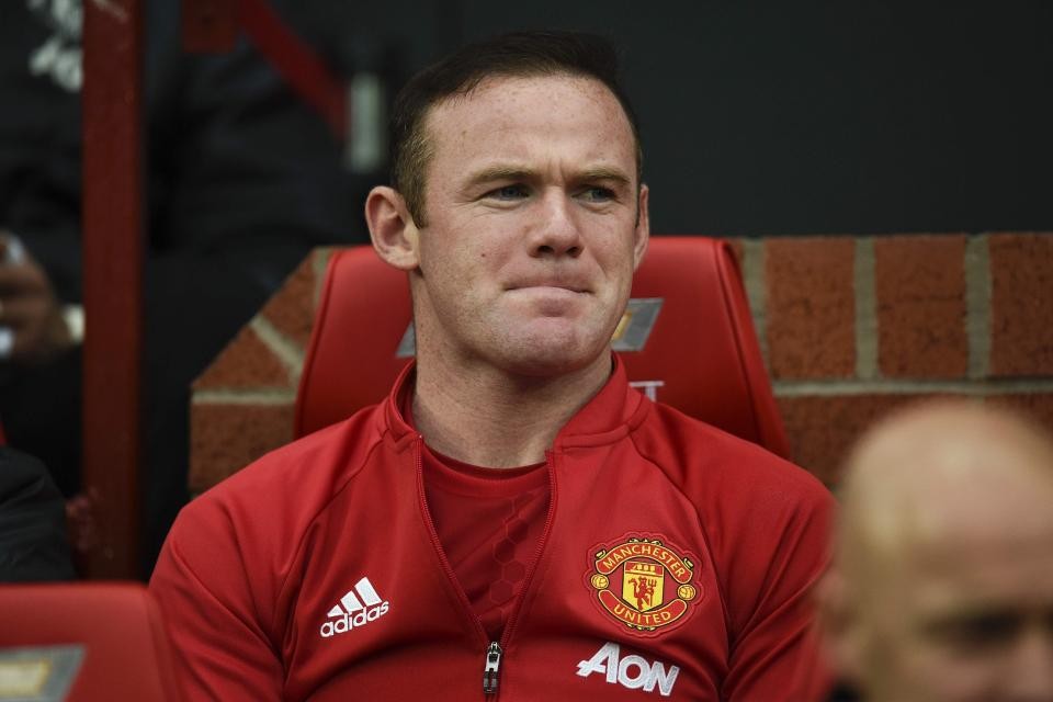 Rooney dắt vợ đi biển, nhấm nháp ngụm bia với cựu sao Quỷ đỏ - Bóng Đá