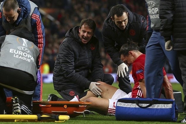 Chân băng bột, Ibrahimovic khổ sở đi nạng xuống phố - Bóng Đá