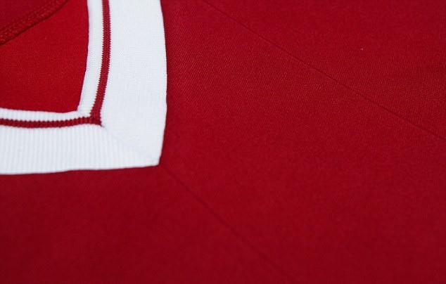 Liverpool tung áo đấu mùa 2017/18 đầy hoài cổ - Bóng Đá
