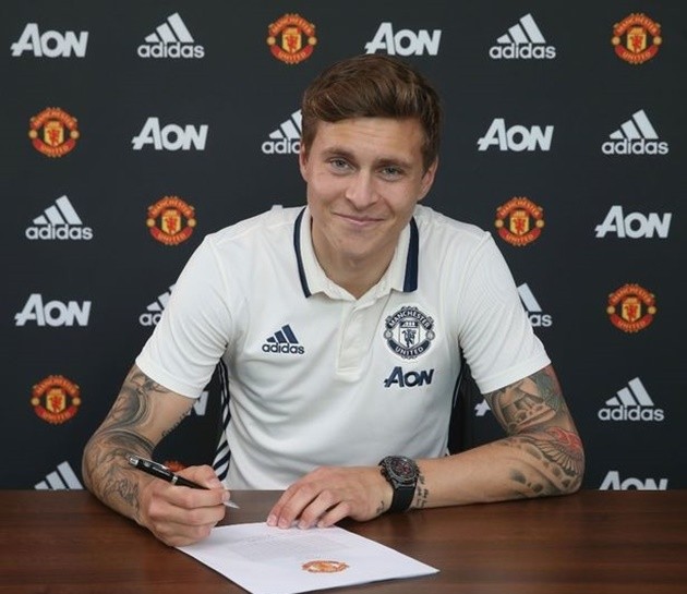 Vừa xong hợp đồng, Lindelof liền tản bộ khám phá Manchester - Bóng Đá