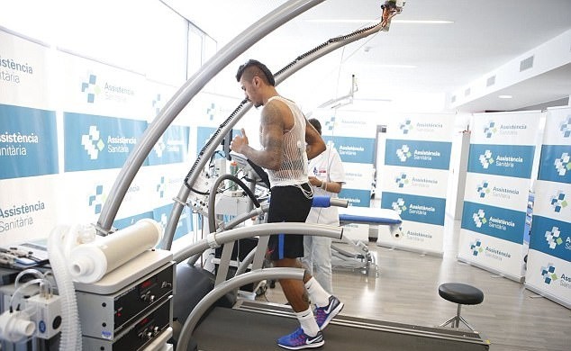 NHM vắng bóng trong ngày Paulinho ra mắt Barca - Bóng Đá