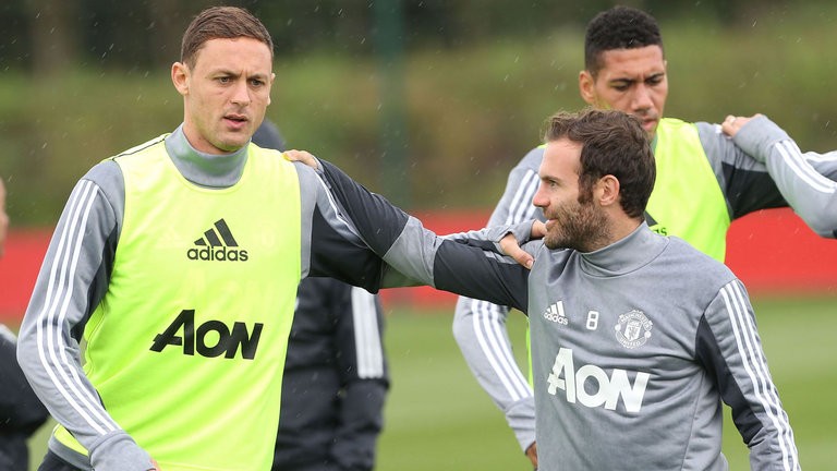 Nemanja Matic lịch lãm như quý ông trên phố Manchester - Bóng Đá