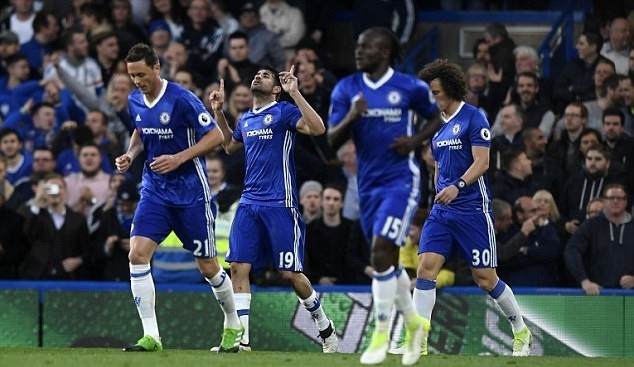 HLV Conte tản bộ ở London, chờ ngày rinh cúp - Bóng Đá