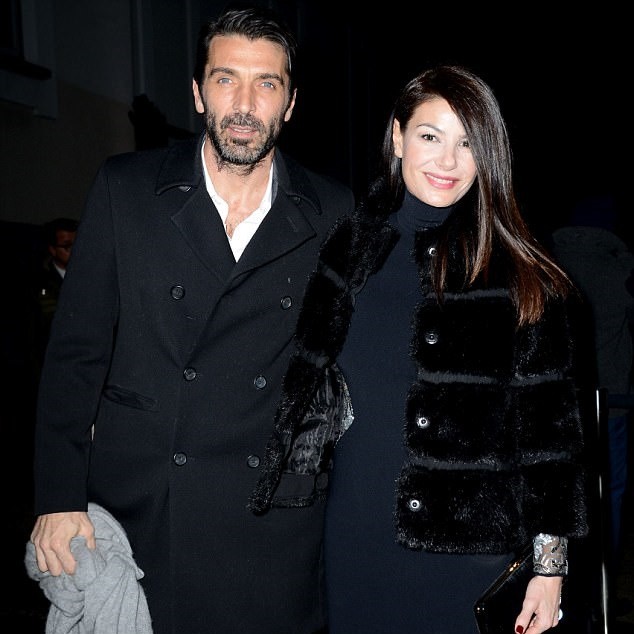 Hạ Monaco, Buffon sành điệu phì phèo thuốc lá - Bóng Đá