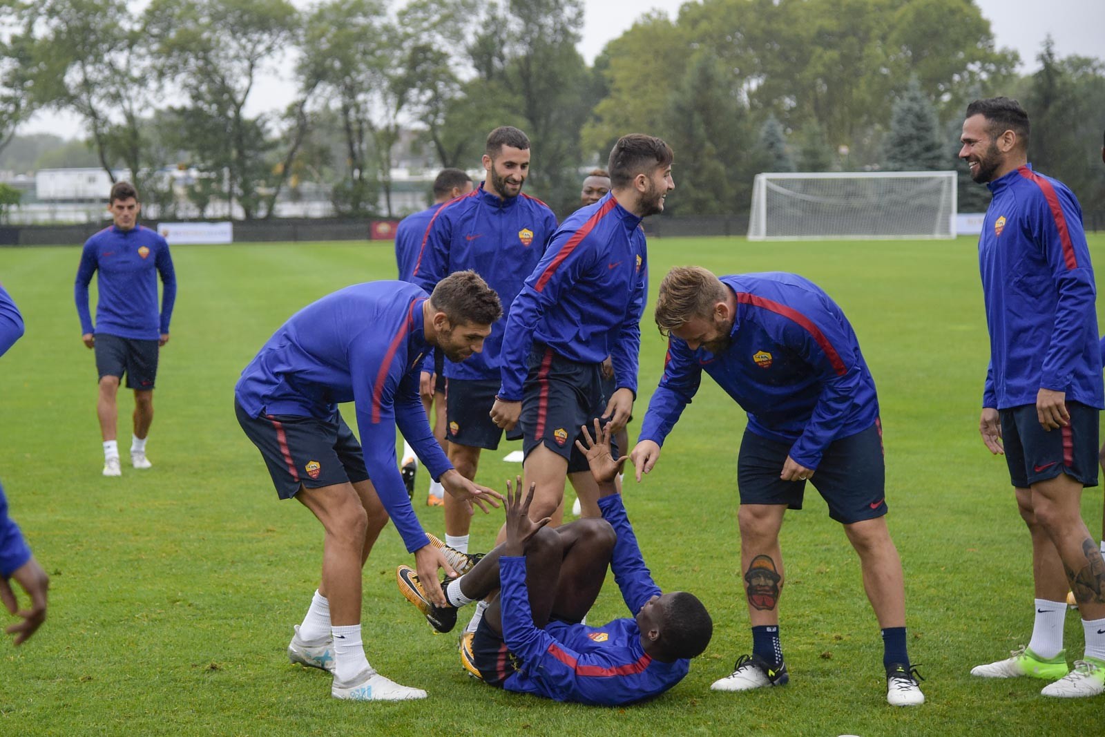 Strooman, De Rossi 'hổ báo' với đồng đội - Bóng Đá