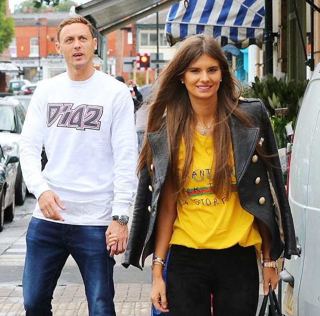 Matic dẫn vợ con đi dạo tại Manchester - Bóng Đá