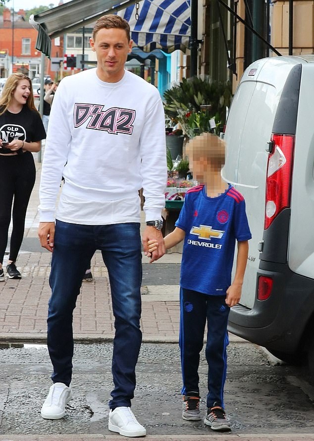 Matic dẫn vợ con đi dạo tại Manchester - Bóng Đá