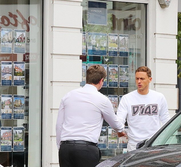Matic dẫn vợ con đi dạo tại Manchester - Bóng Đá