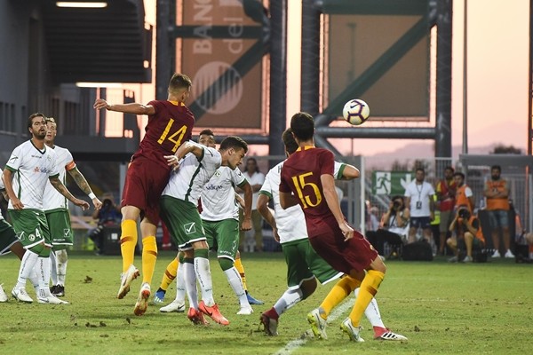 Con trai Kluivert tranh cãi với Edin Dzeko ngay lần đầu đá chính - Bóng Đá