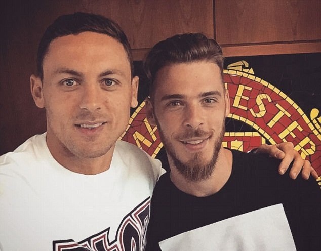 Matic dẫn vợ con đi dạo tại Manchester - Bóng Đá