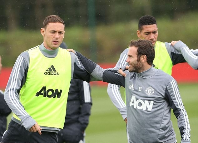 Matic dẫn vợ con đi dạo tại Manchester - Bóng Đá