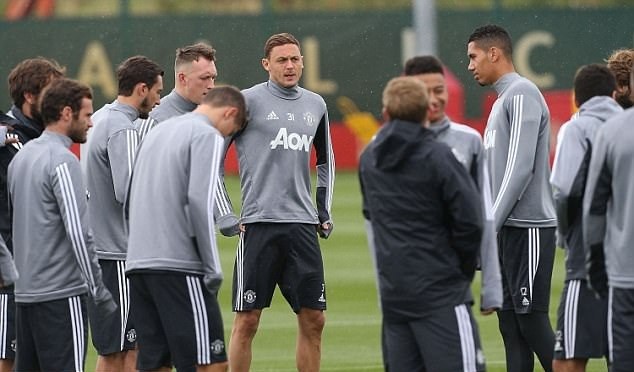 Matic dẫn vợ con đi dạo tại Manchester - Bóng Đá