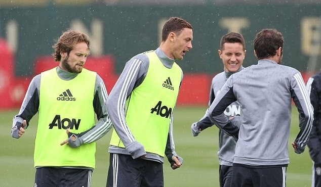 Matic dẫn vợ con đi dạo tại Manchester - Bóng Đá