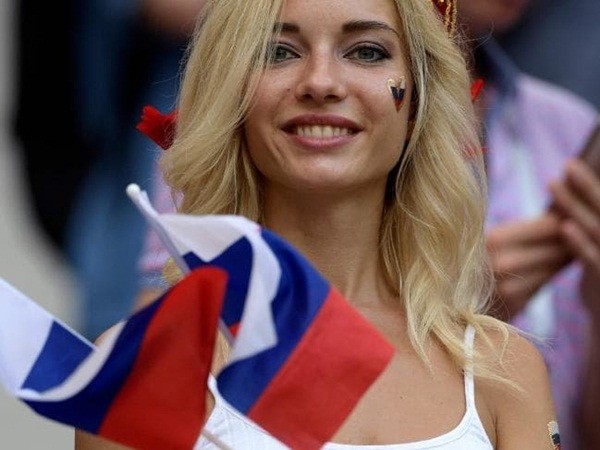 “Hot girl” xuất hiện tràn lan trên sóng World Cup, FIFA nóng mắt - Bóng Đá