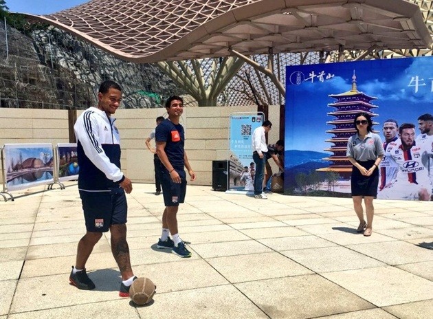 Sang Trung Quốc, Depay và Rafael lên chùa cầu an - Bóng Đá