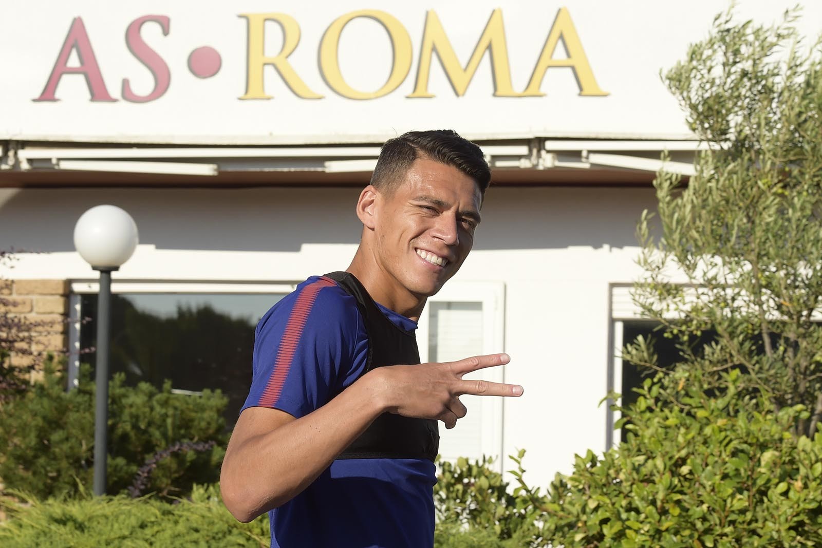 Roma bắt đầu hành trình 'vượt núi lớn' - Bóng Đá