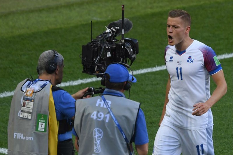 Tiền đạo Augsburg đi vào lịch sử bóng đá Iceland - Bóng Đá