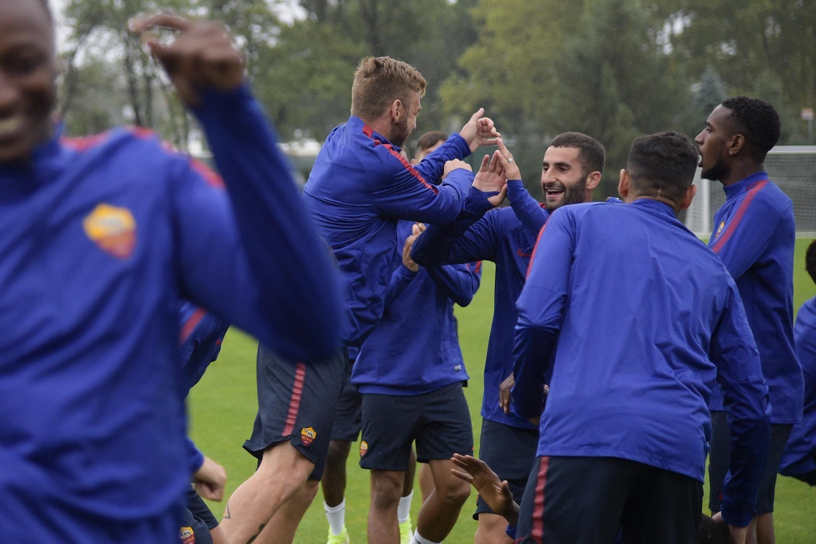 Strooman, De Rossi 'hổ báo' với đồng đội - Bóng Đá