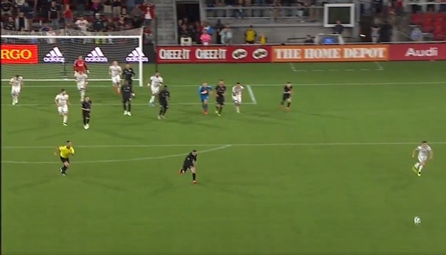 Rooney lập siêu phẩm assist - Bóng Đá
