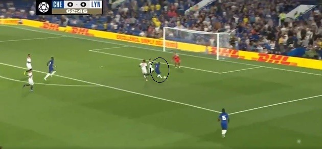 Jorginho chỉ đạo Kante cách chơi Sarri-Ball trong trận Lyon - Bóng Đá
