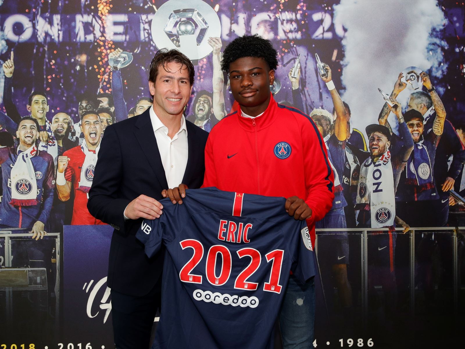 Paris Saint-Germain tiếp tục trói chân tài năng trẻ thứ hai trong cùng một ngày - Bóng Đá