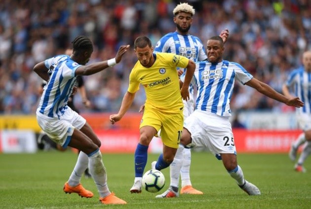 Ảnh Jorginho cười tít mắt sau pha rê bóng của Hazard - Bóng Đá
