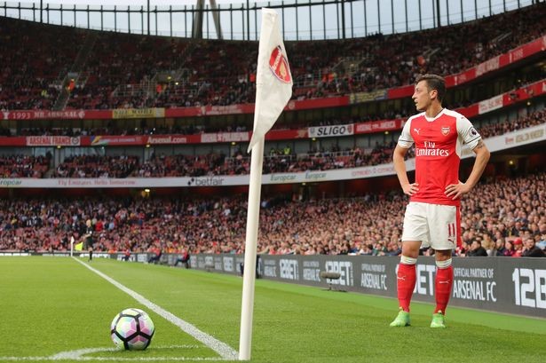 Ozil sút phạt, đến chó cũng không dám nhìn - Bóng Đá