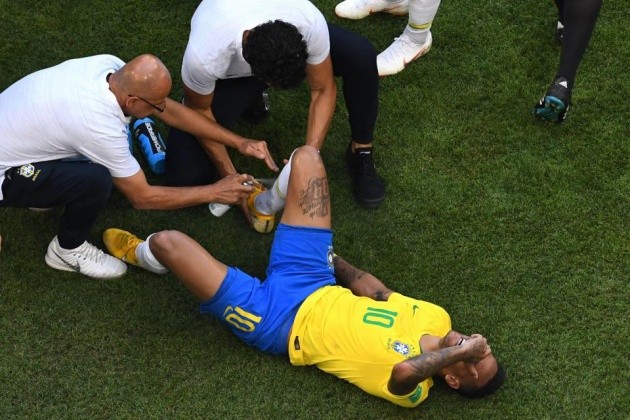Fellaini chỉ cần 5 phút để 'bỏ túi' Neymar - Bóng Đá