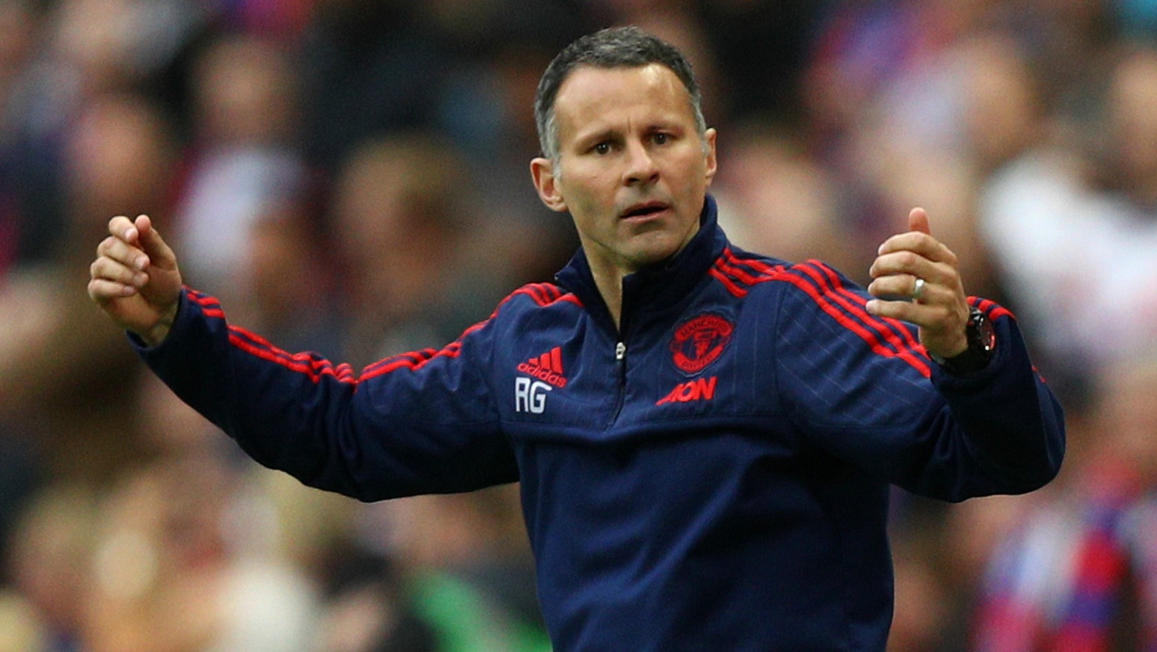 Huyền thoại Ryan Giggs cầu cứu bác sĩ tâm thần - Bóng Đá