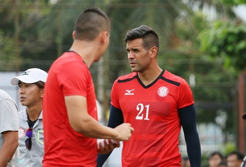 'Sát thủ' Gonzalo muốn thi đấu để có tiền lo cho con đầu lòng - Bóng Đá