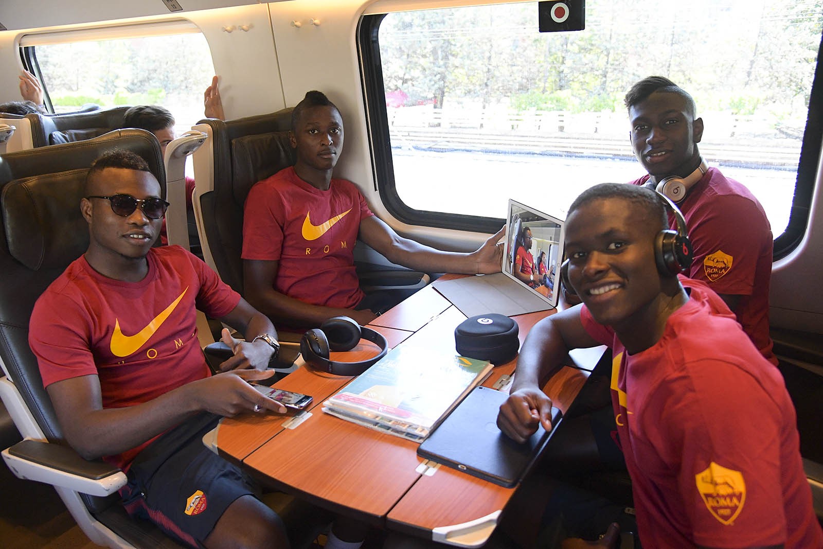 Chán thủ đô, AS Roma kéo nhau lên núi tập luyện - Bóng Đá